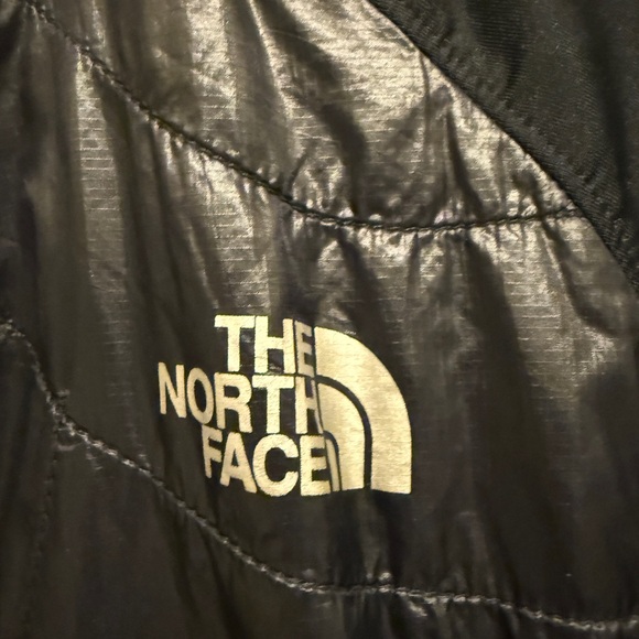 The North Face Women's Black Ski Jacket in great condtions. Soft, lightweight - Picture 16 of 16